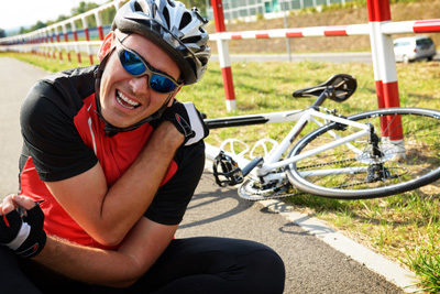 Man biking falls and hurts his shoulder