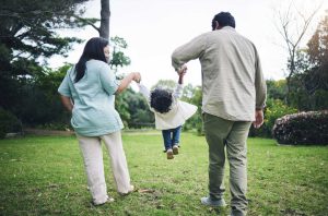 parents-swinging-child